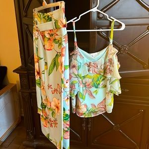 Matching crop pants & top off the shoulder Fits size medium